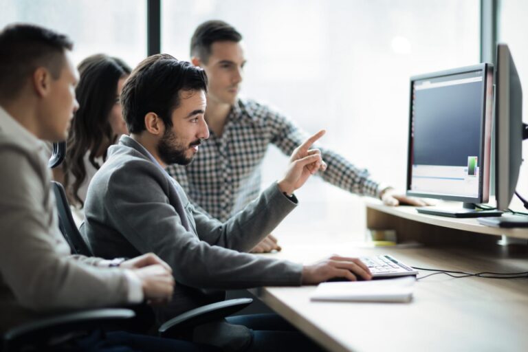 Caddis Control Flexible: Ofrece control de la información mediante roles de usuario personalizables para diferentes perfiles (gestión, administración, supervisión, ventas).